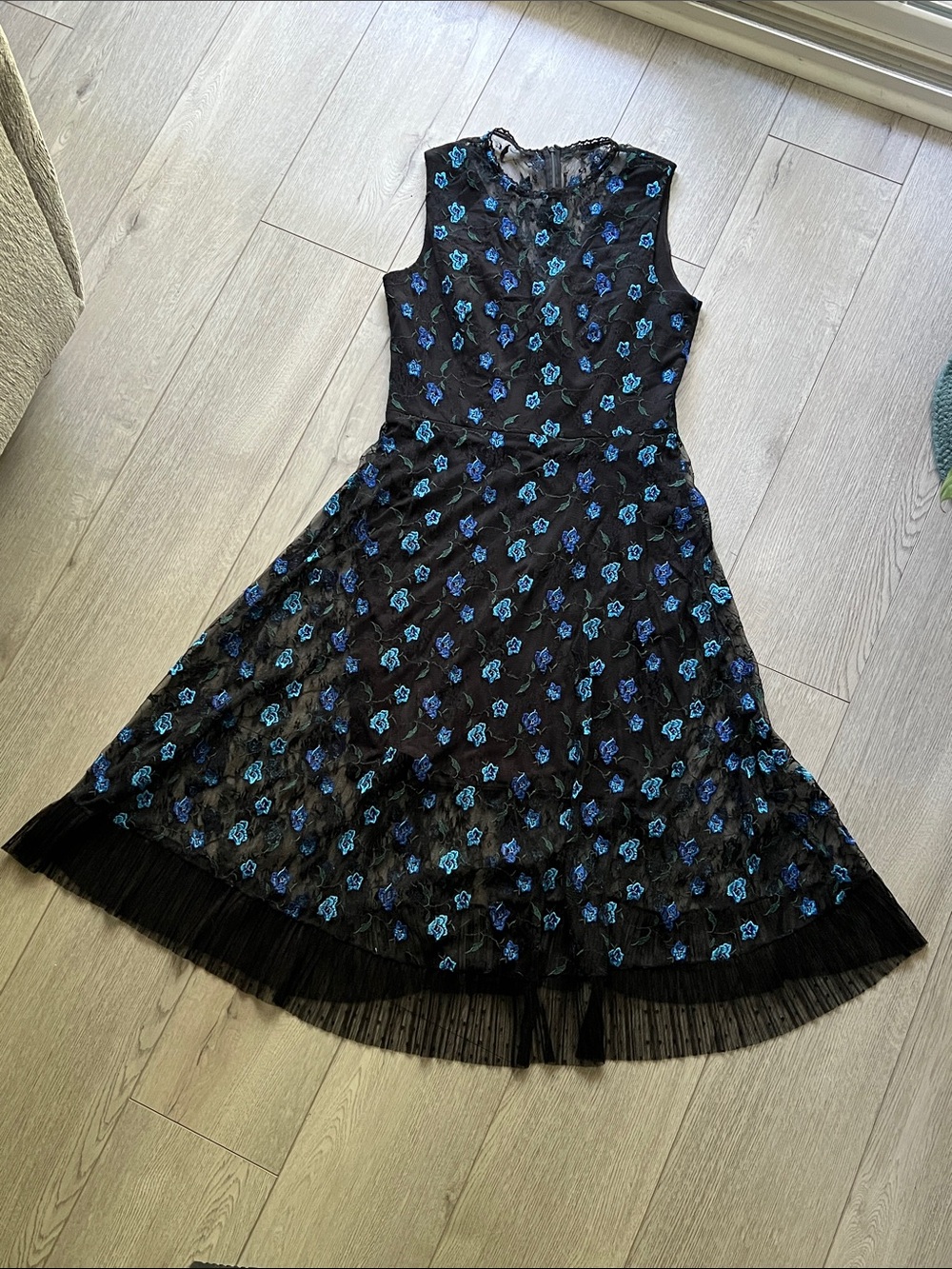 EUC Dress the Population Robyn Embroidered Cocktail Dress